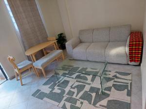 una sala de estar con un sofá y una silla en 1 bedroom Homabay, en Homa Bay 1 foto más