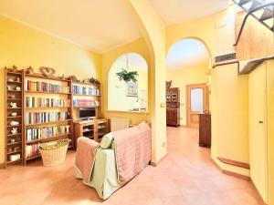 Perpustakaan di apartmen