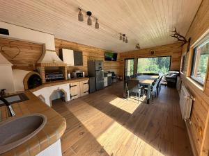 a kitchen and dining room of a log cabin at Panoramic Kub Sucevita in Suceviţa