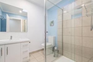 Un baño con inodoro y ducha de cristal. en Mia's Place - Victorian Terrace with Modern Comfort, en Melbourne 19 fotos más