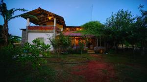 Una casa con una luz encima en Green Peak Lodge, en Sigiriya