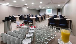 a conference room with tables and chairs and wine glasses at Quality Porto Alegre in Porto Alegre