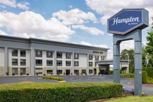 Tòa nhà nơi khách sạn tọa lạc