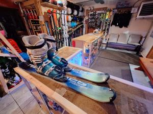 a group of skis sitting on a table in a room at U KUCHTÓW Apartamenty i Wypożyczalnia Sprzętu Sportowego in Białka Tatrzanska