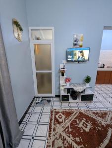 Μια τηλεόραση ή/και κέντρο ψυχαγωγίας στο Utulivu Home Stay Apartment