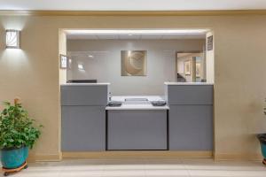 グリーンズボロにあるComfort Inn Greensboro - Kernersvilleの鏡のある病院ロビーの待合室