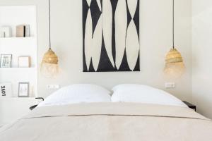 een slaapkamer met een bed met twee kussens bij Slow living Suite 1 Oostkapelle in Oostkapelle