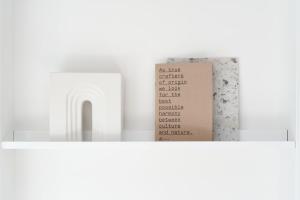 een kaars op een plank met een bordje erop bij Slow living Suite 1 Oostkapelle in Oostkapelle