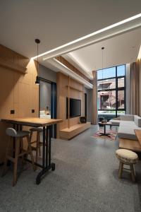 Koktokay可可托海的梦·非遗度假酒店的带桌子和电视的客厅