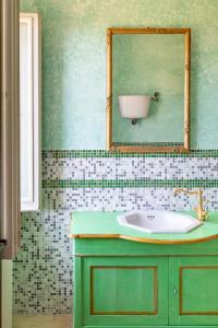 ein Badezimmer mit Waschbecken und Spiegel in der Unterkunft Tuscany - Townhouse - Sleeps 18 - Garden near Lake in Gioiella