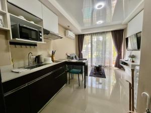 Η κουζίνα ή μικρή κουζίνα στο Cozy Condotel Maikhao