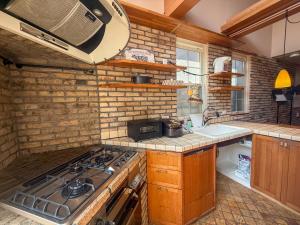 a kitchen with a stove top and a sink at ケイアイコンホテルズプロパンズ in Nagoya
