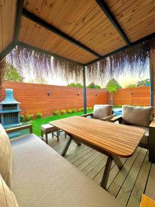 YanıkにあるArmoni Life Bungalovのパティオ(木製テーブル、デッキの椅子付) +34枚の写真