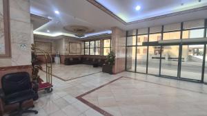 a lobby with a waiting room with a chair in it at فندق جوهرة الشروق in Az Zahrāʼ