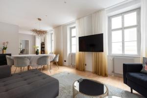 ein Wohnzimmer mit Tisch und Couch in der Unterkunft Luxuriöses Apartment mitten im Zentrum in Ruhelage mit AC in Wien