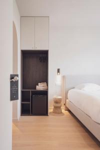 a bedroom with a bed and a desk with a bed sqor at Istoire in Bruges