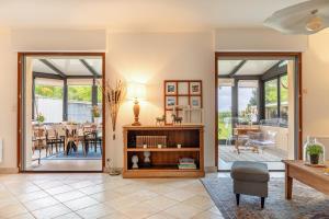 ein Wohnzimmer mit Glasschiebetüren und ein Esszimmer in der Unterkunft La villa Léa in Saint-Gildas-de-Rhuys