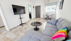 TV a/nebo společenská místnost v ubytování Citycenter Comfy Apartment