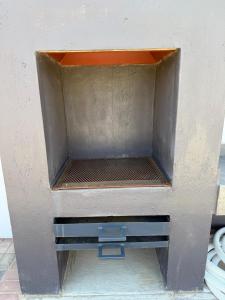 une boîte en métal avec une orange à l'intérieur dans l'établissement Sarona Habitat Urban Escape 1 Bedroom Apartment, à Gaborone