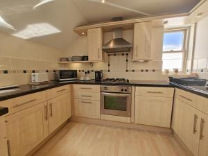 Kuchyň nebo kuchyňský kout v ubytování 2 Bed in Sidmouth oc-t32948