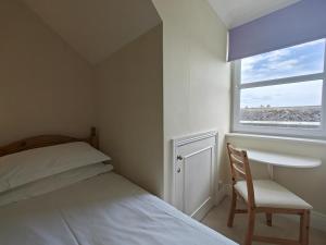 Postel nebo postele na pokoji v ubytování 2 Bed in Sidmouth oc-t32948