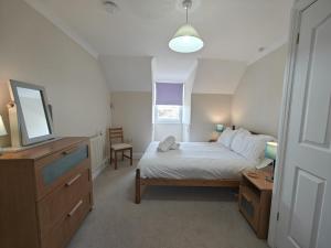 Postel nebo postele na pokoji v ubytování 2 Bed in Sidmouth oc-t32948