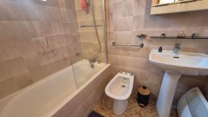 Koupelna v ubytování Chez Louise au Sud de Sarlat + 14 fotografií