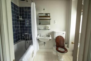 Ένα μπάνιο στο 6 Bed in Tresillian oc-t32987