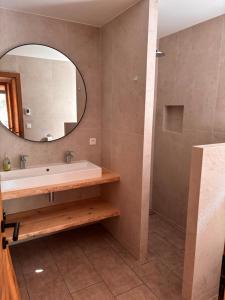 Koupelna v ubytování Le Savoisien, Appartement in centrum Chatel 150 m van ski-lift