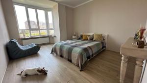 Un pat sau paturi într-o cameră la Sunny Apartment