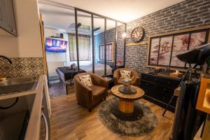 ルーアンにある50 Nuances de Bonheur - Love Room à Rouenのソファのあるリビングルームと寝室