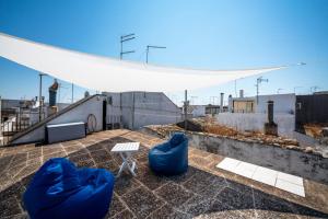 een dak met blauwe zitzakken bovenop een gebouw bij Aria di Ceglie authentic elegance in Ceglie Messapica