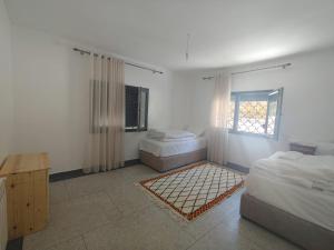 a bedroom with two beds and a window at Apartement khadija in Azrou