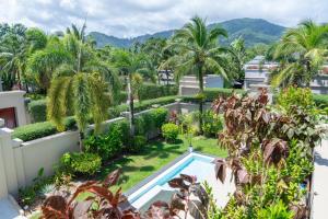 Nespecifikovaný výhled na hory nebo výhled na hory při pohledu z prázdninového domu