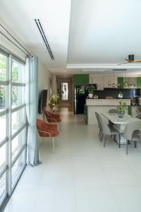 Kuchyň nebo kuchyňský kout v ubytování Beautiful 5BR Villa With Temperature Control Pool