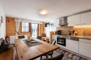 Una cocina y un comedor con una mesa de madera. en Hitscherhof - Abart, en Söll 23 fotos más