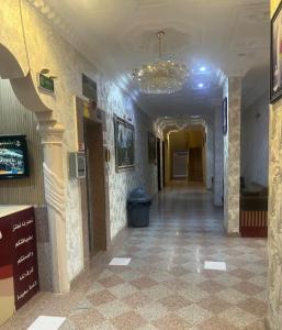 a hallway in a building with a chandelier at شقق دار الخرمة in Al Khurmah