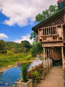 una casa con un'amaca accanto a un fiume di Socorros nature place ad Antipolo