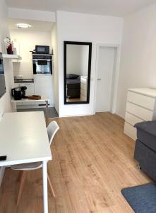 バート・キッシンゲンにあるSanssouci-FeWo 13のリビングルーム(白いテーブル付)、キッチン