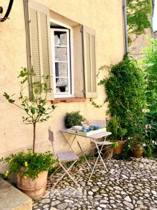 a table sitting in front of a building with plants at La Vicomtesse de Seillans in Seillans
