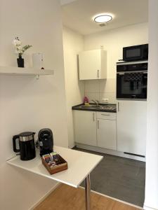 バート・キッシンゲンにあるSanssouci-FeWo 13の白いキッチン(テーブル、電子レンジ付)