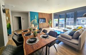 a living room with a table and a couch at Moderne 3-Zimmer-Wohnung nahe dem Schloss in Bad Berleburg