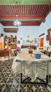 un salon avec une table et un canapé dans l'établissement Historical Riad - Maison Habiba, à Safi