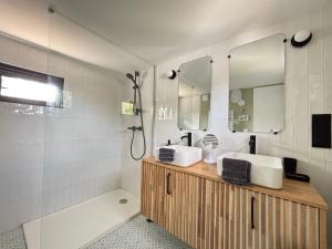 a bathroom with two sinks and a mirror at Olivia Plage, charmante maison lumineuse au calme bien équipée à 100 m plage d Asnelles, 500 m commerces, proche Arromanches et Bayeux, au coeur des plages du débarquement, jardin clos, deux belles terrasses, parking dans propriété in La Celle-sous-Gouzon +61 photos