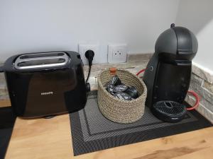 ソスペルにあるCharmant appartement dans une villaのコーヒーメーカー、トースター(カウンター)