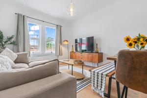 Μια τηλεόραση ή/και κέντρο ψυχαγωγίας στο Elegant 4Bed Executive Stay Wi-Fi and Parking