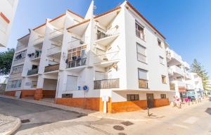 un edificio bianco sul lato di una strada di Luz Studio in Praia da Luz a Luz