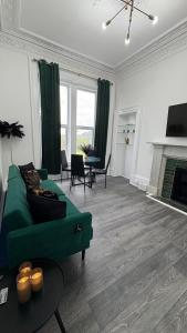 Una televisión o centro de entretenimiento en Seaview apartment in Rothesay