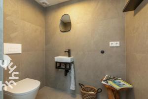 ห้องน้ำของ Sfeervol vakantiehuis met airco in centrum Domburg +44 ภาพ