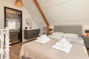 เตียงในห้องที่ Sfeervol vakantiehuis met airco in centrum Domburg